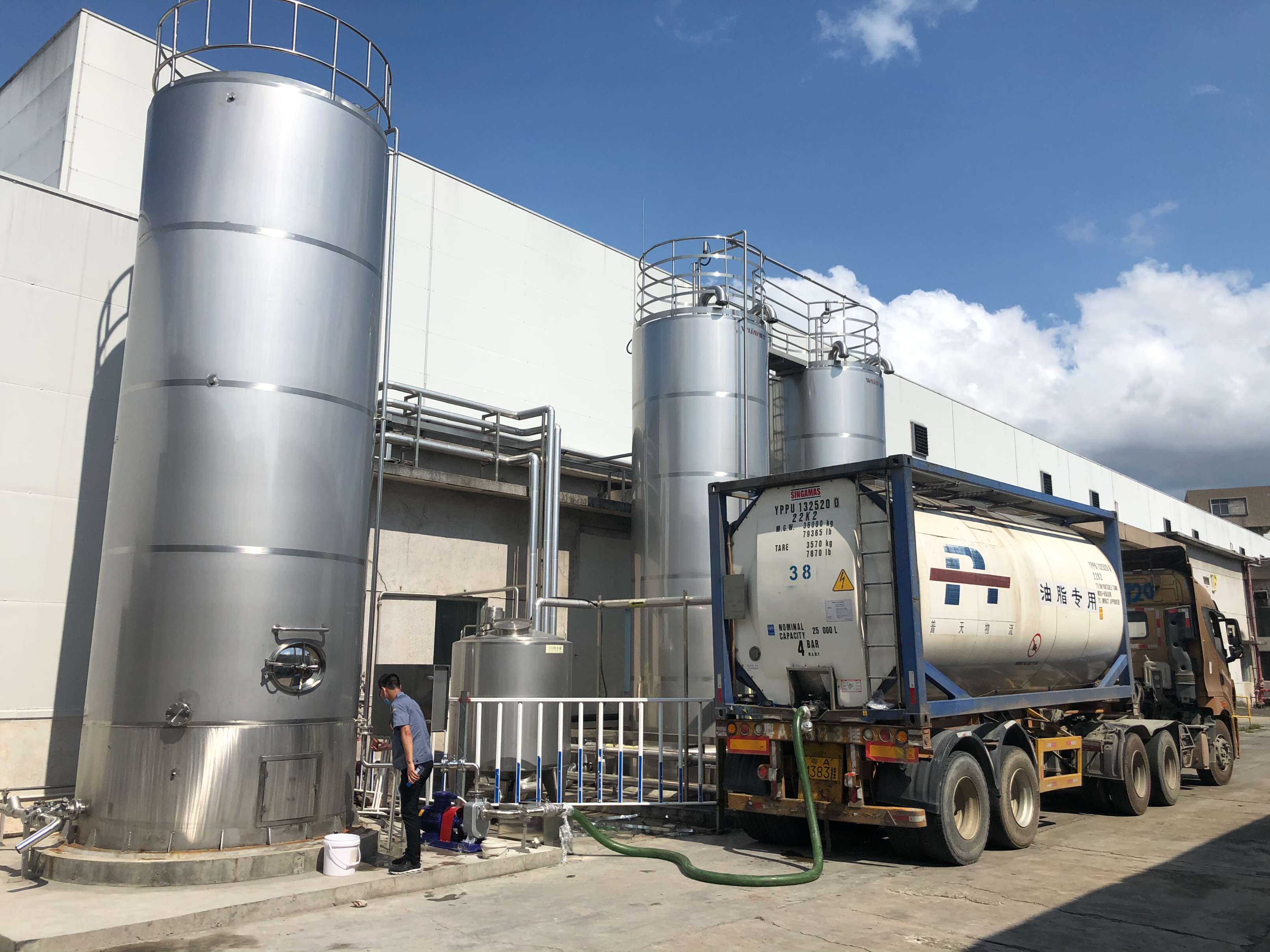 Sistema de armazenamento de silo para produção de biscoito e sistema de dosagem de líquido