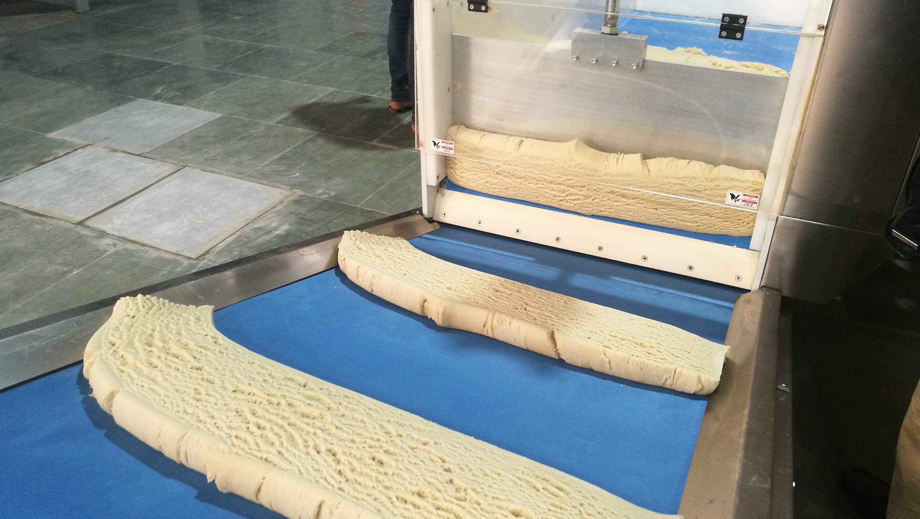 Machine de découpe de pâte dure et convoyeur d'escalade de pâte