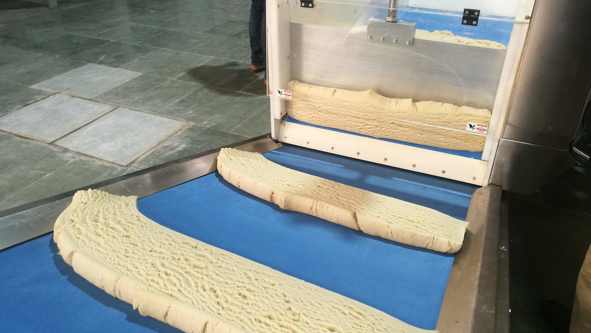 Hard dough cutting machine and Dough climbing conveyor